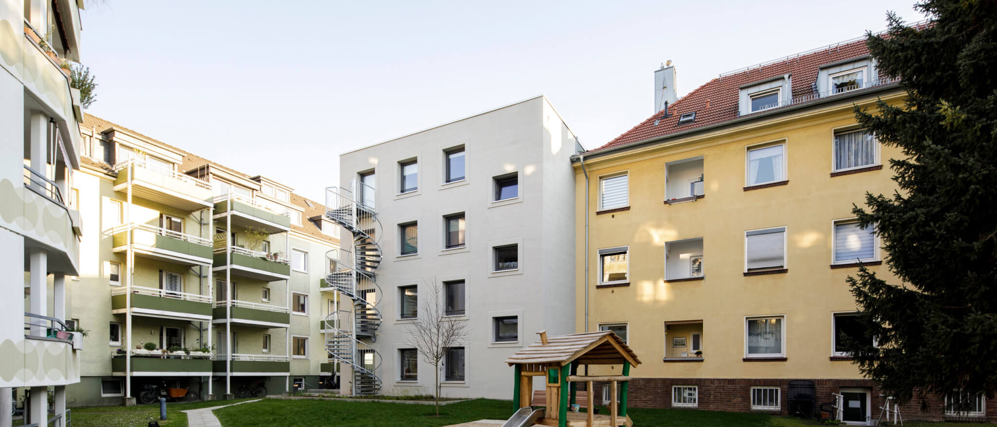 Das Foto zeigt die Gartenseite der Wohnbebauung Ennenstrasse von Damrau Kusserow Architekten