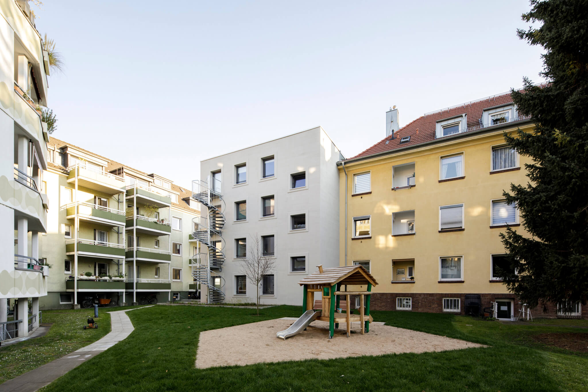 Das Foto zeigt die Gartenseite der Wohnbebauung Ennenstrasse von Damrau Kusserow Architekten