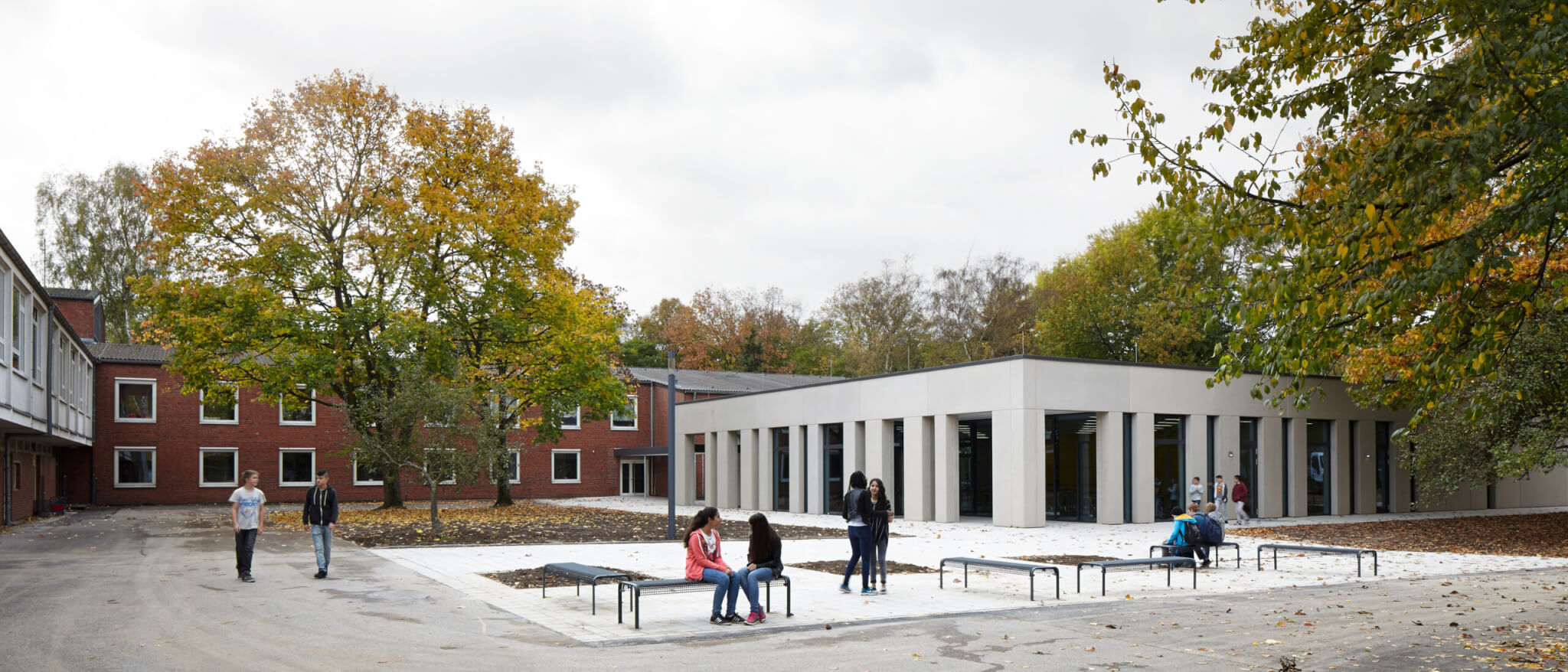 Gesamtansicht der Schulmensa mit vorgelagertem Schulhof der Katharina-Henoth-Gesamtschule von Damrau Kusserow