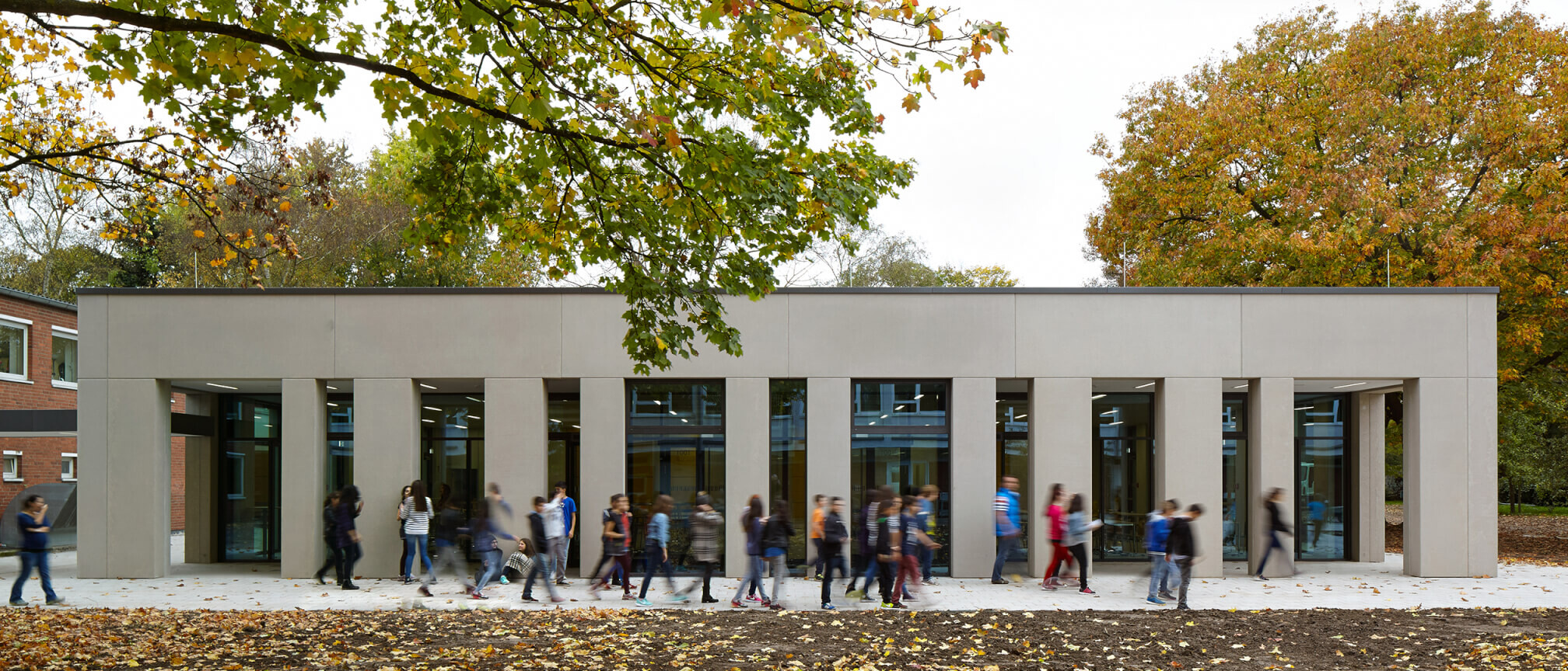 Frontalansicht der Schulmensa mit Kindern vor dem Gebäude der Katharina-Henoth-Gesamtschule von Damrau Kusserow